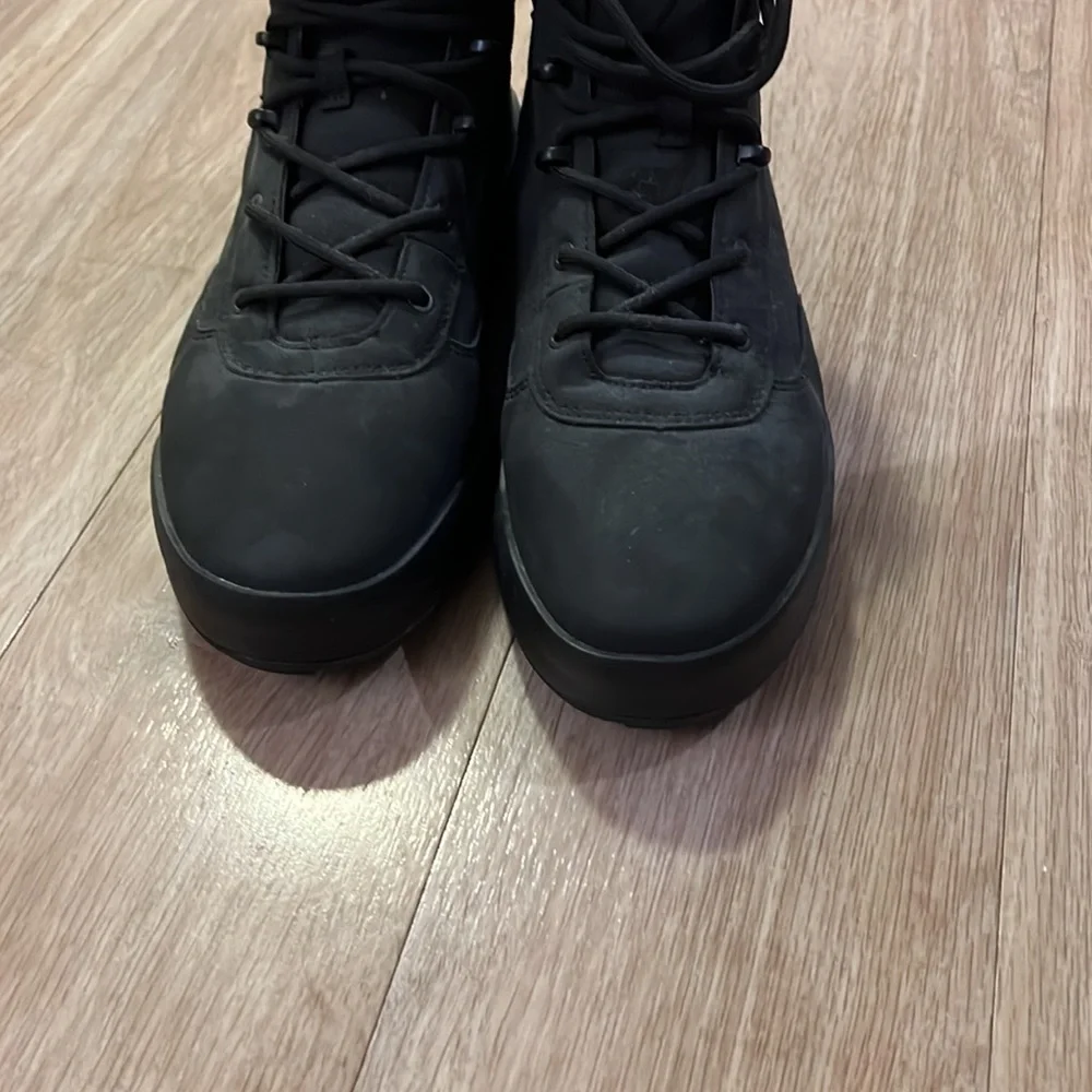 Sneaker - Picture 2 of 3